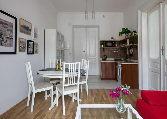 Discover Krakow Apartments - 3 Rakowicka St - Classic Apartments Near Main Station - Netflix